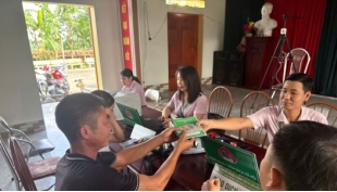 PHÚ THỌ: Công an xã Hiền Lương phối hợp với ngân hàng chính sách xã hội Hạ Hòa “Hỗ trợ người chấp hành xong án phạt tù tái hòa nhập cộng đồng được vay vốn ưu đãi với số tiền 100.000.000 (Một trăm triệu đồng)”.