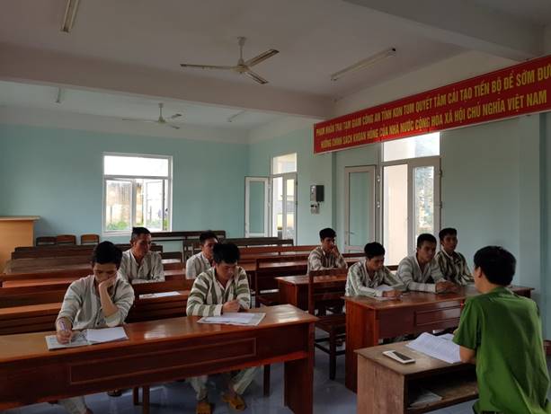 Tư vấn chuẩn bị tái hòa nhập cộng đồng cho phạm nhân tại Trại tạm giam (Ảnh: Trang TTĐT Công an tỉnh Kon Tum)