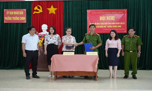 Ra mắt và ký kết mô hình “Đồng hành cùng những người lầm lỗi trên con đường mới” trên địa bàn thành phố Kon Tum (Ảnh: Trang TTĐT Công an tỉnh Kon Tum)